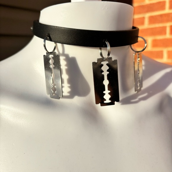 BLACK SILVER RAZORBLADE PENDANT CHOKER NECKLACE GOTH CLUB TRENDY - Picture 2 of 5